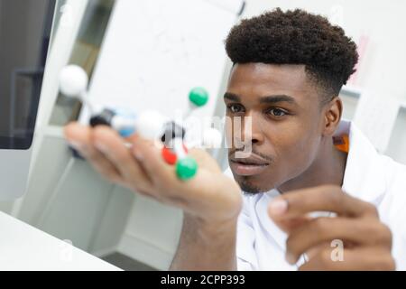 Männliche Arzt oder Wissenschaftler berühren dna-Molekül Modell Stockfoto