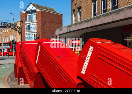 England, London, Kingston-upon-Thames, Skulptur aus Dis-gebrauchten Telefonboxen mit dem Titel "außer Ordnung" von David Mach Stockfoto