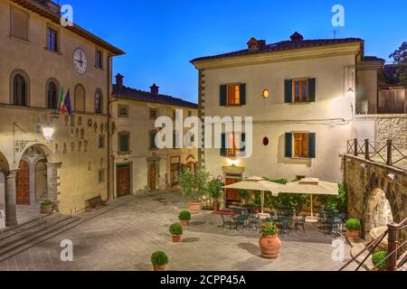 Nachtaufnahme auf dem zentralen Platz der kleinen Stadt Rada di Chianti, Gemeinde der Weinbauregion Chianti in der Provinz Siena, Toskana, Stockfoto