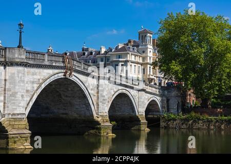 England, London, Richmond, Richmond Bridge und Themse Stockfoto