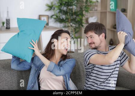 Verärgeres Paar mit Kissenschlacht Stockfoto