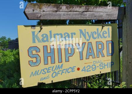 WILMINGTON, DE -13 JUN 2020- Blick auf die historische Kalmar Nyckel Shipyard am Christina River in Wilmington, Delaware, USA. Stockfoto