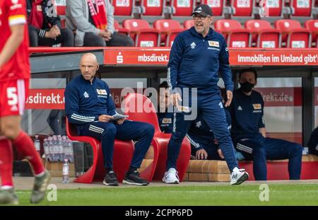 Berlin, Deutschland. September 2020. Fußball: Bundesliga, 1. FC Union Berlin - FC Augsburg, 1. Spieltag, an der Alten Försterei. Unionstrainer Urs Fischer (r) und Co-Trainer Markus Hoffmann verfolgen das Spiel am Rande. Quelle: Andreas Gora/dpa - WICHTIGER HINWEIS: Gemäß den Bestimmungen der DFL Deutsche Fußball Liga und des DFB Deutscher Fußball-Bund ist es untersagt, im Stadion und/oder aus dem Spiel aufgenommene Aufnahmen in Form von Sequenzbildern und/oder videoähnlichen Fotoserien zu nutzen oder auszunutzen./dpa/Alamy Live News Stockfoto