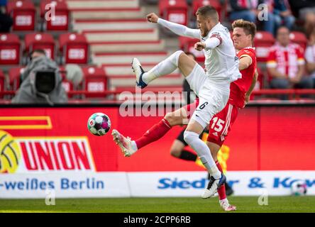 Berlin, Deutschland. September 2020. Fußball: Bundesliga, 1. FC Union Berlin - FC Augsburg, 1. Spieltag, an der Alten Försterei. Jeffrey Gouweleeuw (l) vom FC Augsburg kämpft gegen Marius Bülter, den Berliner, um den Ball. Quelle: Andreas Gora/dpa - WICHTIGER HINWEIS: Gemäß den Bestimmungen der DFL Deutsche Fußball Liga und des DFB Deutscher Fußball-Bund ist es untersagt, im Stadion und/oder aus dem Spiel aufgenommene Aufnahmen in Form von Sequenzbildern und/oder videoähnlichen Fotoserien zu nutzen oder auszunutzen./dpa/Alamy Live News Stockfoto