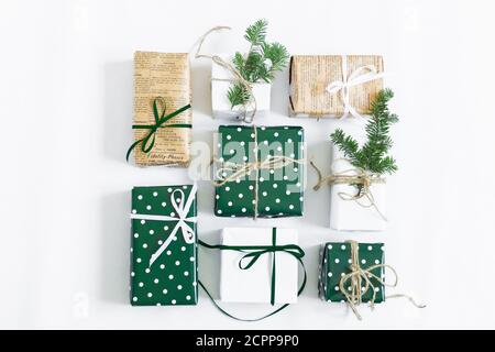 Neujahrsgeschenke sind auf weißem Hintergrund angelegt. Stockfoto