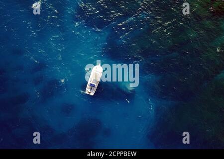 Luftbild eines Tauchbootes über blauem klarem Wasser. Lage: Ochos Rios, Jamaika, Karibik. Stockfoto