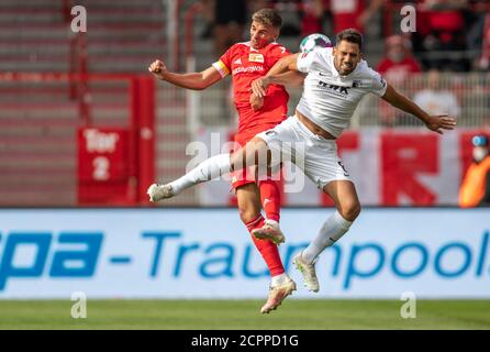 Berlin, Deutschland. September 2020. Fußball: Bundesliga, 1. FC Union Berlin - FC Augsburg, 1. Spieltag, an der Alten Försterei. Der Berliner Grischa Prömel (l.) kämpft gegen Rani Khedira vom FC Augsburg um den Ball. Quelle: Andreas Gora/dpa - WICHTIGER HINWEIS: Gemäß den Bestimmungen der DFL Deutsche Fußball Liga und des DFB Deutscher Fußball-Bund ist es untersagt, im Stadion und/oder aus dem Spiel aufgenommene Aufnahmen in Form von Sequenzbildern und/oder videoähnlichen Fotoserien zu nutzen oder auszunutzen./dpa/Alamy Live News Stockfoto