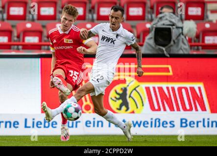 Berlin, Deutschland. September 2020. Fußball: Bundesliga, 1. FC Union Berlin - FC Augsburg, 1. Spieltag, an der Alten Försterei. Der Berliner Marius Bülter (l.) kämpft gegen Iago vom FC Augsburg um den Ball. Quelle: Andreas Gora/dpa - WICHTIGER HINWEIS: Gemäß den Bestimmungen der DFL Deutsche Fußball Liga und des DFB Deutscher Fußball-Bund ist es untersagt, im Stadion und/oder aus dem Spiel aufgenommene Aufnahmen in Form von Sequenzbildern und/oder videoähnlichen Fotoserien zu nutzen oder auszunutzen./dpa/Alamy Live News Stockfoto