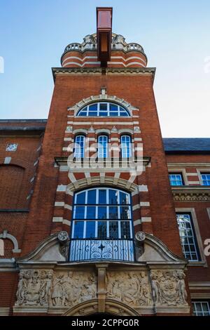 England, London, City of London, University of London College Building, Eingang und Uhrturm Stockfoto