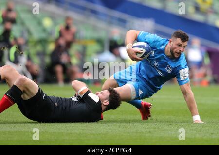 Leinster's Robbie Henshaw (rechts) wird von Saracens' Duncan Taylor während des Viertelfinalmatches des European Champions Cup im Aviva Stadium, Dublin, angegangen. Stockfoto