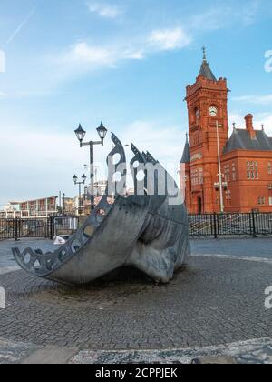 Das Kriegsdenkmal der Seeleute und das Pierhead-Gebäude an der Uferpromenade der alten Docks. Cardiff Bay. Cardiff, Südwales, Großbritannien. Stockfoto