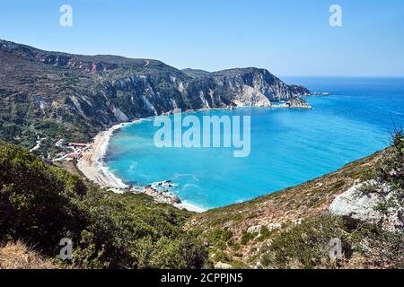 Felsenküste und Strand in der Petani Bucht auf der Insel Von Kefalonia in Griechenland Stockfoto