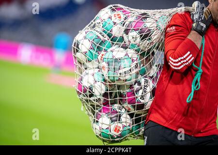 18. September 2020, Bayern, München: Fußball: Bundesliga, Bayern München - FC Schalke 04, 1. Spieltag in der Allianz Arena. Toni Tapalovic, Torwarttrainer des FC Bayern München, trägt eine Tasche mit Streichbällen. Foto: Matthias Balk/dpa - WICHTIGER HINWEIS: Gemäß den Vorschriften der DFL Deutsche Fußball Liga und des DFB Deutscher Fußball-Bund ist es verboten, im Stadion und/oder aus dem Spiel aufgenommenen Fotografien in Form von Sequenzbildern und/oder videoähnlichen Fotoserien zu nutzen oder auszunutzen. Stockfoto