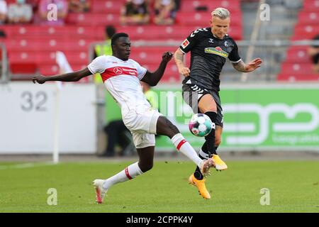 Stuttgart, Deutschland. September 2020. Fußball: Bundesliga, VfB Stuttgart - SC Freiburg, 1. Spieltag, Mercedes-Benz Arena. Stuttgarts Silas Wamangituka (l) und Freiburgs Vincenzo Grifo kämpfen um den Ball. Kredit: Tom Weller/dpa - WICHTIGER HINWEIS: Gemäß den Bestimmungen der DFL Deutsche Fußball Liga und des DFB Deutscher Fußball-Bund ist es untersagt, im Stadion und/oder aus dem Spiel aufgenommene Aufnahmen in Form von Sequenzbildern und/oder videoähnlichen Fotoserien zu nutzen oder auszunutzen./dpa/Alamy Live News Stockfoto