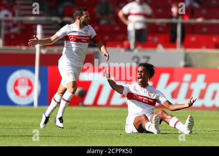 Stuttgart, Deutschland. September 2020. Fußball: Bundesliga, VfB Stuttgart - SC Freiburg, 1. Spieltag, Mercedes-Benz Arena. Im Spiel reagieren der Stuttgarter Gonzalo Castro (l) und der Stuttgarter Daniel Didavi (r). Kredit: Tom Weller/dpa - WICHTIGER HINWEIS: Gemäß den Bestimmungen der DFL Deutsche Fußball Liga und des DFB Deutscher Fußball-Bund ist es untersagt, im Stadion und/oder aus dem Spiel aufgenommene Aufnahmen in Form von Sequenzbildern und/oder videoähnlichen Fotoserien zu nutzen oder auszunutzen./dpa/Alamy Live News Stockfoto