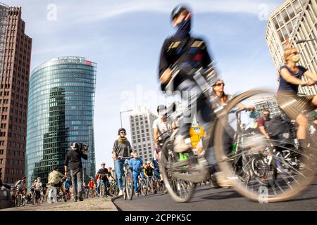 Berlin, Deutschland. September 2020. Am Potsdamer Platz starten die Teilnehmer einer Fahrraddemonstration unter dem Motto "Get on the bike for the next Generation" (Bewegungsunschärfe durch längere Belichtungszeit). Mit der Rundtour rund um die Berliner Innenstadt fordert der Allgemeine Deutsche Fahrradclub (ADFC) eine Stadt, in der Familien und Kinder sicher Rad fahren können, sowie weitere Pop-up-Radwege. Quelle: Christoph Soeder/dpa/Alamy Live News Stockfoto