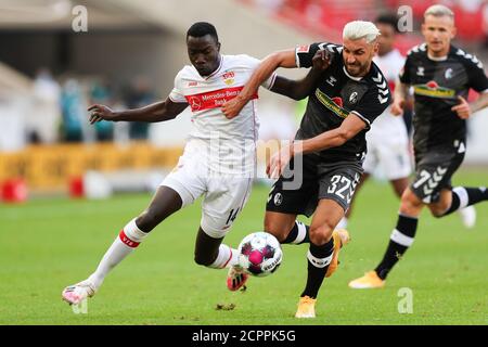 Stuttgart, Deutschland. September 2020. Fußball: Bundesliga, VfB Stuttgart - SC Freiburg, 1. Spieltag, Mercedes-Benz Arena. Stuttgarts Silas Wamangituka (l) und Freiburgs Vincenzo Grifo (2. V.l.) kämpfen um den Ball. Kredit: Tom Weller/dpa - WICHTIGER HINWEIS: Gemäß den Bestimmungen der DFL Deutsche Fußball Liga und des DFB Deutscher Fußball-Bund ist es untersagt, im Stadion und/oder aus dem Spiel aufgenommene Aufnahmen in Form von Sequenzbildern und/oder videoähnlichen Fotoserien zu nutzen oder auszunutzen./dpa/Alamy Live News Stockfoto