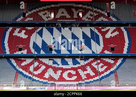 18. September 2020, Bayern, München: Fußball: Bundesliga, Bayern München - FC Schalke 04, 1. Spieltag in der Allianz Arena. Das leere Stadion kann vor dem Beginn des Spiels gesehen werden. Foto: Matthias Balk/dpa - WICHTIGER HINWEIS: Gemäß den Vorschriften der DFL Deutsche Fußball Liga und des DFB Deutscher Fußball-Bund ist es verboten, im Stadion und/oder aus dem Spiel aufgenommenen Fotografien in Form von Sequenzbildern und/oder videoähnlichen Fotoserien zu nutzen oder auszunutzen. Stockfoto