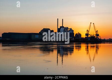 England, London, Docklands, North Woolwich, Royal Docks, Tate and Lyle Sugar Industrial Plant at Dawn Stockfoto