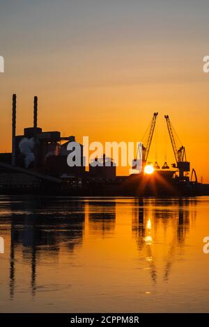 England, London, Docklands, North Woolwich, Royal Docks, Tate and Lyle Sugar Industrial Plant at Dawn Stockfoto