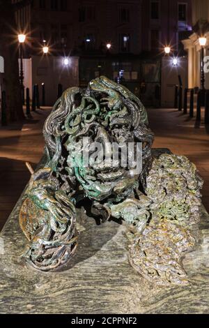 England, London, The Strand, Statue of Oscar Wilde von Maggi Hambling mit dem Titel 'A Conversation with Oscar Wilde' Stockfoto