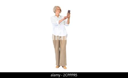Intelligente Oma nimmt ein Selfie auf weißem Hintergrund. Stockfoto
