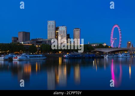 England, London, Waterloo Bridge und die Southbank Skyline bei Nacht Stockfoto