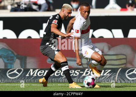 Stuttgart, Deutschland. September 2020. Fußball: Bundesliga, VfB Stuttgart - SC Freiburg, 1. Spieltag, Mercedes-Benz Arena. Freiburgs Vincenzo Grifo (l.) und Stuttgarts Roberto Massimo (r.) kämpfen um den Ball. Kredit: Tom Weller/dpa - WICHTIGER HINWEIS: Gemäß den Bestimmungen der DFL Deutsche Fußball Liga und des DFB Deutscher Fußball-Bund ist es untersagt, im Stadion und/oder aus dem Spiel aufgenommene Aufnahmen in Form von Sequenzbildern und/oder videoähnlichen Fotoserien zu nutzen oder auszunutzen./dpa/Alamy Live News Stockfoto