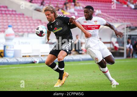 Stuttgart, Deutschland. September 2020. Fußball: Bundesliga, VfB Stuttgart - SC Freiburg, 1. Spieltag, Mercedes-Benz Arena. Freiburgs Lucas Höler (l.) und Stuttgarts Orel Mangala kämpfen um den Ball. Kredit: Tom Weller/dpa - WICHTIGER HINWEIS: Gemäß den Bestimmungen der DFL Deutsche Fußball Liga und des DFB Deutscher Fußball-Bund ist es untersagt, im Stadion und/oder aus dem Spiel aufgenommene Aufnahmen in Form von Sequenzbildern und/oder videoähnlichen Fotoserien zu nutzen oder auszunutzen./dpa/Alamy Live News Stockfoto