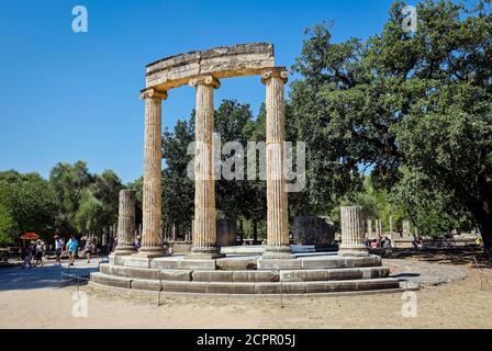 Olympia, Elis, Peloponnes, Griechenland - Ancient Olympia, hier die Überreste von Spalten vom Philippeion Rundtempel. Stockfoto