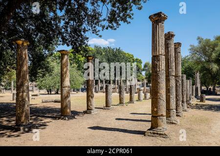 Olympia, Elis, Peloponnes, Griechenland - das antike Olympia, hier Kolonnaden mit dorischen Säulen aus der Palaestra Ringschule. Stockfoto