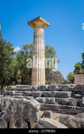 Olympia, Elis, Peloponnes, Griechenland - Antike Olympia, hier Überreste von Säulen aus dem Tempel des Zeus. Stockfoto