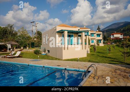 Kyparissia, Messenia, Peloponnes, Griechenland - das Hotel Kyparissia Blue Rooms & Suites mit Swimmingpool liegt direkt am Strand von Stockfoto