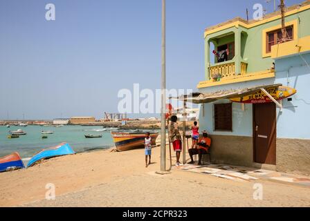 Sal Rei, Boa Vista, Kap Verde - Einheimische vor ihrem Haus am alten Fischerhafen. Stockfoto