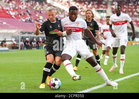 Stuttgart, Deutschland. September 2020. Fußball: Bundesliga, VfB Stuttgart - SC Freiburg, 1. Spieltag, Mercedes-Benz Arena. Fribourg Jonathan Schmid (l) im Einsatz gegen Stuttgarter Orel Mangala (2. V.l.). Hinter ihnen steht die Stuttgarter Silas Wamangituka. Kredit: Tom Weller/dpa - WICHTIGER HINWEIS: Gemäß den Bestimmungen der DFL Deutsche Fußball Liga und des DFB Deutscher Fußball-Bund ist es untersagt, im Stadion und/oder aus dem Spiel aufgenommene Aufnahmen in Form von Sequenzbildern und/oder videoähnlichen Fotoserien zu nutzen oder auszunutzen./dpa/Alamy Live News Stockfoto