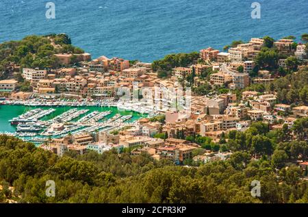 Blick auf Port de Soller aus der Ferne Der Hafen Stockfoto