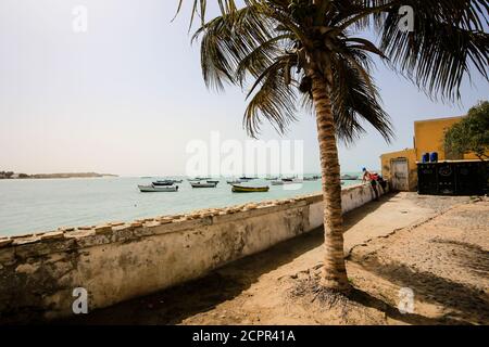 Sal Rei, Boa Vista, Kap Verde - Blick auf die Stadt mit Fischerbooten in der Bucht der Inselhauptstadt Sal Rei. Stockfoto