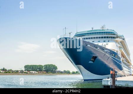 Großes Passagierschiff liegt am Check-in im Hafen Stockfoto