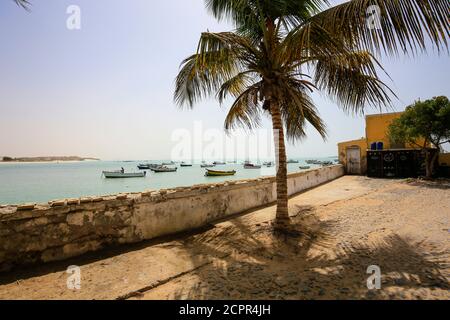 Sal Rei, Boa Vista, Kap Verde - Blick auf die Stadt mit Fischerbooten in der Bucht der Inselhauptstadt Sal Rei. Stockfoto