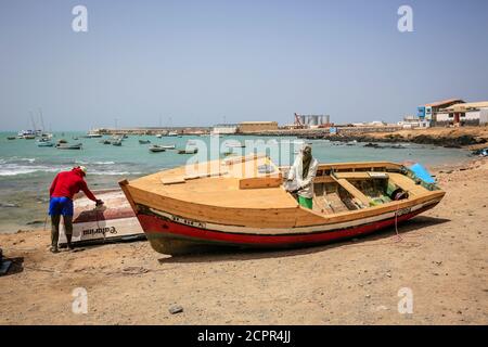 Sal Rei, Boa Vista, Kap Verde - Fischerboote am alten Fischerhafen. Fischer reparieren ihre Boote. Stockfoto