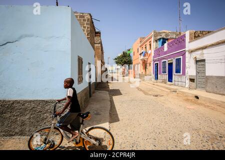 Sal Rei, Boa Vista, Kap Verde - Blick auf die Stadt, Straßenszene mit dem Jungen auf dem Fahrrad in der Inselhauptstadt Sal Rei. Stockfoto