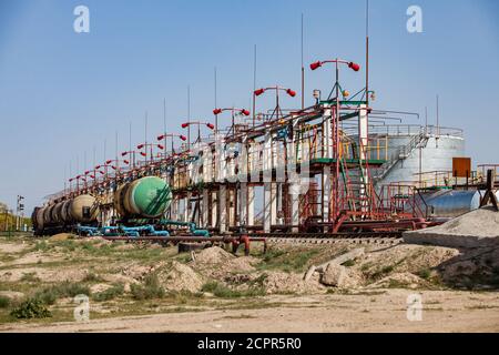 Bahnhof Tankstelle oder Terminal auf Ölraffinerie-Anlage in der Wüste. Feuerschutzanlage und Feuerlöscher. Blauer Himmel. Kasachstan, Taraz-Stadt. Stockfoto