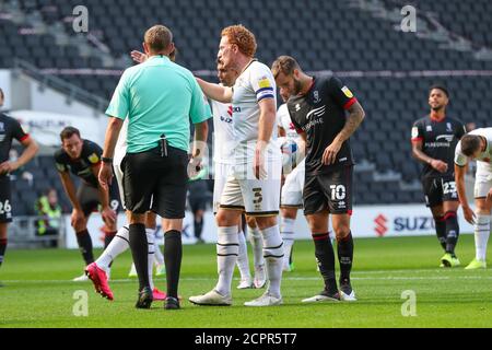 MILTON KEYNES, ENGLAND. SEPTEMBER 2020. MK Dons Spieler streiten mit Schiedsrichter Brett Huxtable, nachdem die Strafe an Lincoln City während der ersten Hälfte des Sky Bet League 1-Spiels zwischen MK Dons und Lincoln City im Stadium MK, Milton Keynes vergeben wird. (Kredit: John Cripps - MI News ) Kredit: MI Nachrichten & Sport /Alamy Live Nachrichten Stockfoto