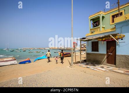 Sal Rei, Boa Vista, Kap Verde - Einheimische am alten Fischerhafen. Stockfoto