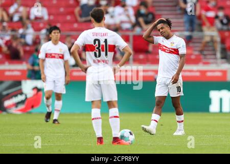 Stuttgart, Deutschland. September 2020. Fußball: Bundesliga, VfB Stuttgart - SC Freiburg, 1. Spieltag, Mercedes-Benz Arena. Stuttgarter Wataru Endo (l-r), Mateo Klimowicz und Daniel Didavi reagieren im Spiel. Kredit: Tom Weller/dpa - WICHTIGER HINWEIS: Gemäß den Bestimmungen der DFL Deutsche Fußball Liga und des DFB Deutscher Fußball-Bund ist es untersagt, im Stadion und/oder aus dem Spiel aufgenommene Aufnahmen in Form von Sequenzbildern und/oder videoähnlichen Fotoserien zu nutzen oder auszunutzen./dpa/Alamy Live News Stockfoto