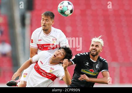 Stuttgart, Deutschland. September 2020. Fußball: Bundesliga, VfB Stuttgart - SC Freiburg, 1. Spieltag, Mercedes-Benz Arena. Stuttgarter Waldemar Anton (hinten links), Stuttgarter Wataru Endo (vorne links) und Freiburger Vincenzo Grifo kämpfen um den Ball. Kredit: Tom Weller/dpa - WICHTIGER HINWEIS: Gemäß den Bestimmungen der DFL Deutsche Fußball Liga und des DFB Deutscher Fußball-Bund ist es untersagt, im Stadion und/oder aus dem Spiel aufgenommene Aufnahmen in Form von Sequenzbildern und/oder videoähnlichen Fotoserien zu nutzen oder auszunutzen./dpa/Alamy Live News Stockfoto