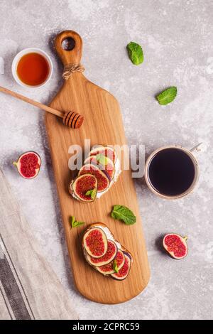 Hausgemachter Sommertoast mit Frischkäse und Feigen, Blick von oben. Stockfoto