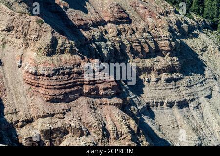 Aldein, Provinz Bozen, Südtirol, Italien. Geoparc Bletterbach. Felsschichten in der Bletterbachschlucht Stockfoto
