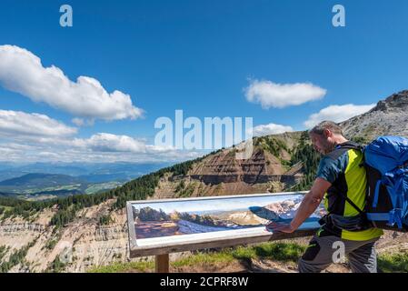 Aldein, Provinz Bozen, Südtirol, Italien. Geoparc Bletterbach. Eine Panoramatafel über dem Gorz, dem Ende der Bletterbachschlucht Stockfoto