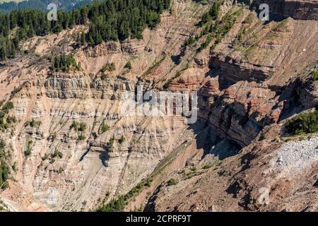 Aldein, Provinz Bozen, Südtirol, Italien. Geoparc Bletterbach. Felsschichten in der Bletterbachschlucht Stockfoto